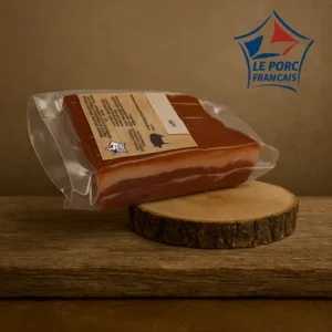alt="Poitrine de porc française sous vide, présentée sur une planche rustique avec étiquette artisanale et logo Le Porc Français"