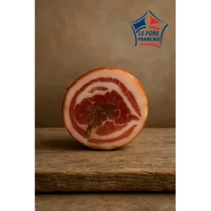 Poitrine roulée de porc français présentée sur une planche en bois rustique avec fond naturel, spécialité artisanale du Comptoir du Saucisson"