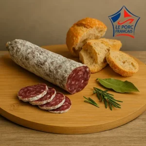 alt="Saucisson au sanglier de porc français posé sur planche rustique avec tranches et pain de campagne"