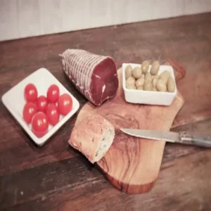 tranche de filet mignon nature 350 g sur planche en bois avec pain et olives