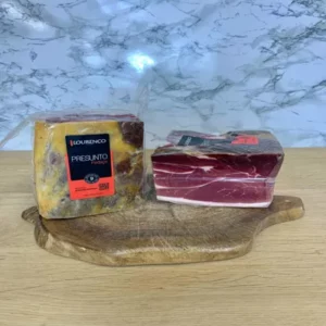 Bloc de jambon cru portugais Presunto 900g sur planche en bois, emballé sous vide