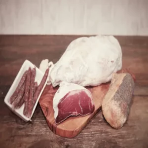 tranche de noix de jambon Bayona 800g avec pain, saucisse sèche et olives sur planche rustique