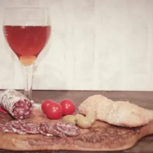 saucisson au canard de la Salaison Montserret servi avec pain, tomates cerises et olives sur planche