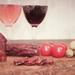 saucisson au chorizo de la Salaison Montserret tranché, accompagné de tomates cerises, olives et pain sur planche