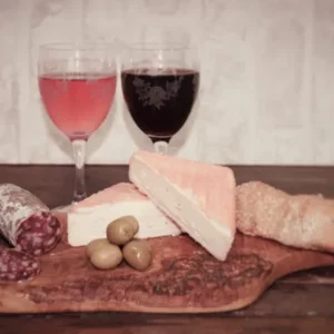 saucisson au Maroilles de la Salaison Montserret avec fromage, vin rouge, vin rosé, olives et pain