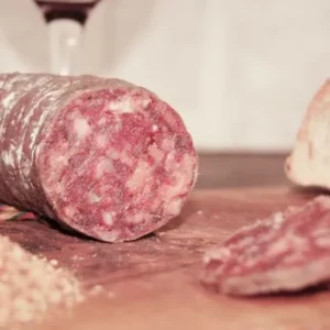 saucisson sec au piment d’Espelette avec pain, vin rouge et olives