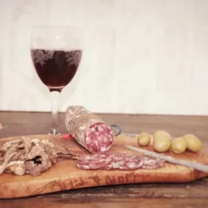 saucisson aux chanterelles de la Salaison Montserret accompagné de pain, chanterelles séchées et olives vertes