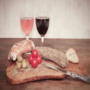 Saucisson aux herbes de Provence de la salaison Montserret avec pain, olives et tomates