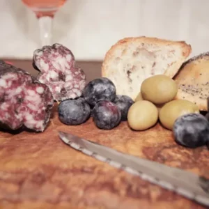saucisson aux myrtilles de la Salaison Montserret accompagné de pain, myrtilles fraîches et olives