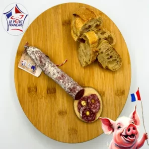 Saucisson aux noisettes artisanal tranché, présenté sur planche en bois avec pain rustique et étiquette Le Porc Français – Salaison du Velay