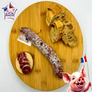 Saucisson aux noix artisanal de Haute-Loire présenté sur planche en bois, avec pain rustique et tranches de charcuterie – Salaison du Velay