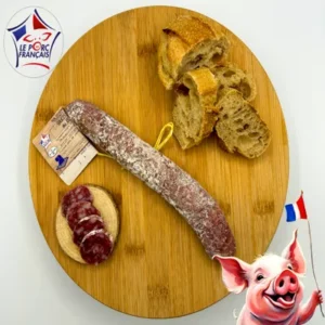 Saucisson beaufort artisanal tranché, présenté sur planche avec pain rustique – Charcuterie artisanale française signée Salaison du Velay