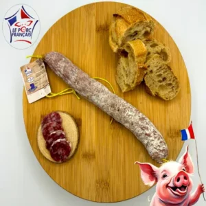 Saucisson comté AOP artisanal de la Salaison du Velay, tranché sur planche en bois avec pain rustique et étiquette Le Porc Français