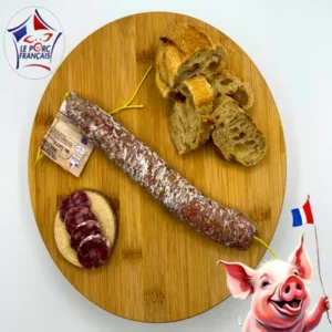 Saucisson curry artisanal tranché, présenté sur planche en bois avec pain rustique – Salaison du Velay, porc français et saveurs épicées