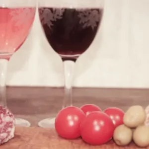 saucisson fumé tranché avec tomates, olives et pain sur une planche apéritive