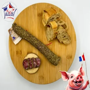 Saucisson herbes de Provence artisanal en tranches, présenté sur planche en bois avec pain rustique – Salaison du Velay, charcuterie française