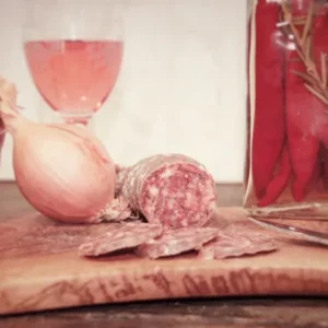 saucisson mexicain de la Salaison Montserret avec oignon, poivron, piment rouge et rosé sur planche