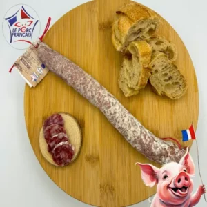 Saucisson nature artisanal de Haute-Loire sur planche en bois, tranches et pain rustique, fabrication Salaison du Velay
