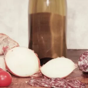 saucisson à la tartiflette de la salaison Montserret avec reblochon, pain, vin et tomate