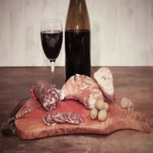 saucisson vigneron avec pain, olives et vin rouge